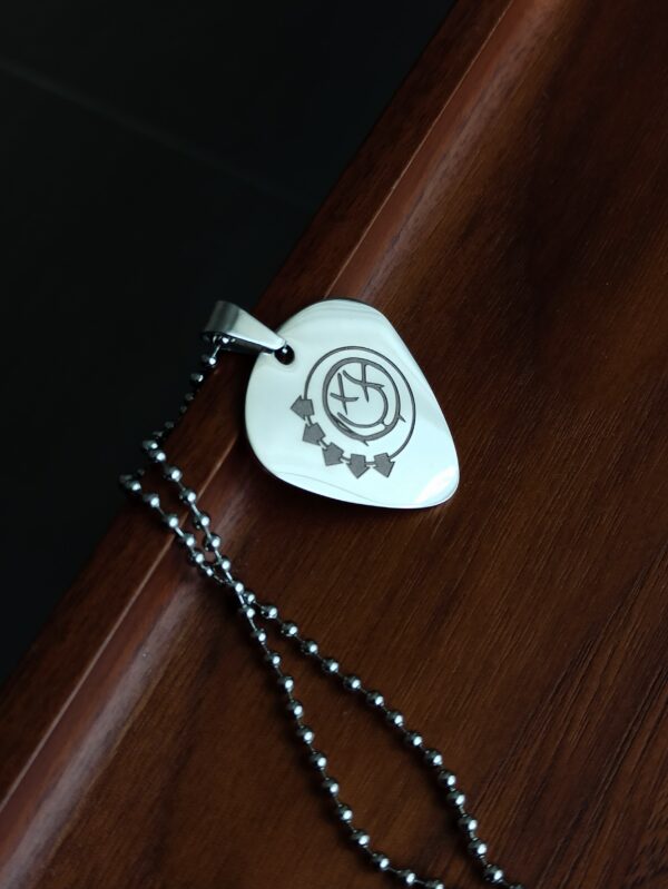 necklace guitar pick blink 182 smiley 2002 by Blaudez Guitars