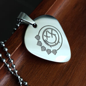 Stainless steel guitar pick pendant featuring a 2002 Blink-182 smiley logo engraving – custom pop-punk necklace made in France.